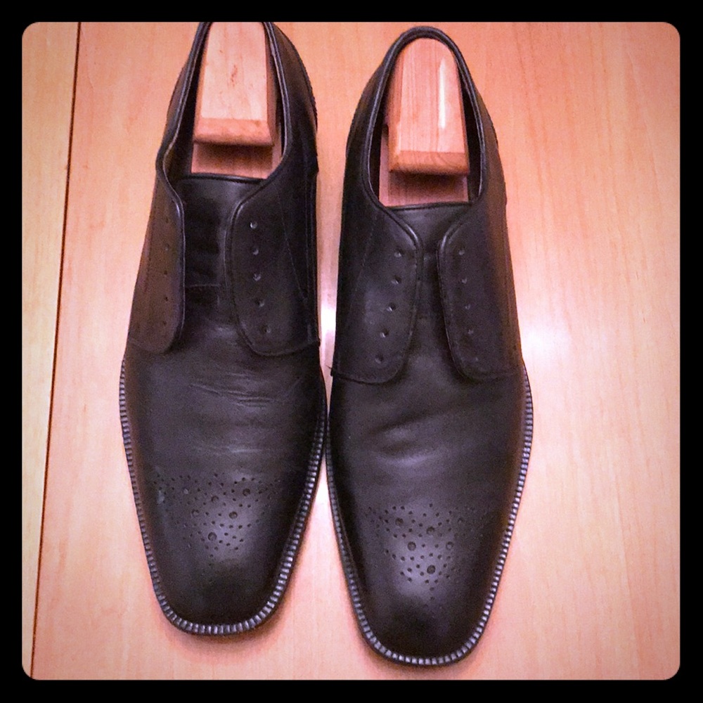 Rockport oxfords in black.